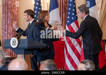 Un brindisi al Segretario di Stato per le relazioni USA-Francia Antony J. Blinken e al Vice Presidente Kamala Harris hanno ospitato un pranzo di Stato in onore del Presidente francese Emmanuel Macron negli Stati Uniti Dipartimento di Stato a Washington, D.C., il 1 dicembre 2022. [Foto del Dipartimento di Stato di Ron Przysucha/] Foto Stock