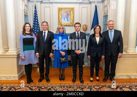 Evan Ryan, il segretario Blinken, la prima signora francese Macron, il presidente francese Macron, il vicepresidente Harris e il secondo Signore Emhoff propongono una foto da sinistra a destra, il segretario di Stato Antony J. Blinken, Evan Ryan, la prima signora francese Brigitte Macron, il presidente francese Emmanuel Macron, il vicepresidente Kamala Harris, E il secondo Gentleman Doug Emhoff posa per una foto davanti al pranzo di Stato in onore del presidente francese degli Stati Uniti Dipartimento di Stato a Washington, D.C., il 1 dicembre 2022. [Foto del Dipartimento di Stato di Ron Przysucha} Foto Stock