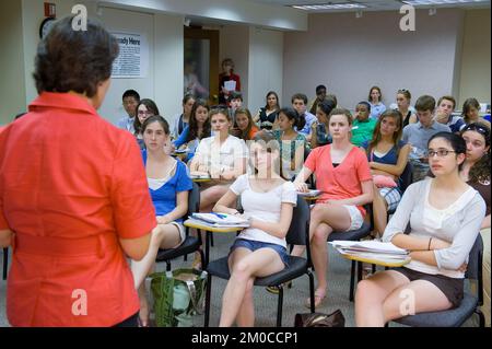 Office of Enforcement and Compliance - Catherine McCabe affronta un incontro congiunto con gli studenti ambientali di Georgetown e il corpo per la conservazione della Terra. , Agenzia per la protezione ambientale Foto Stock