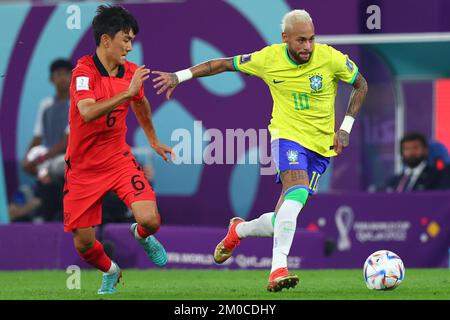 Doha, Qatar. 05th Dec, 2022. Calcio, Coppa del mondo, Brasile - Corea del Sud, finale, turno di 16, Stadio 974, Neymar del Brasile e Hwang in duello in Corea del Sud. Credit: Tom Weller/dpa/Alamy Live News Foto Stock