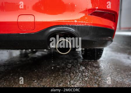 Auto rossa che viene lavata vista da dietro Foto Stock