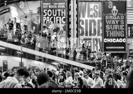 Times Square di New York City di notte. La folla in Times Square su una caduta di sera, Midtown Manhattan, NY, STATI UNITI D'AMERICA Foto Stock