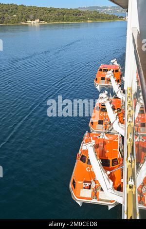 Argostili, Grecia - 2022 giugno: Barche di salvataggio in discesa da una nave da crociera per portare i passeggeri a riva per visitare la città e la zona circostante Foto Stock