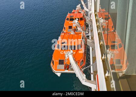 Argostili, Grecia - 2022 giugno: Barche di salvataggio in discesa da una nave da crociera per portare i passeggeri a riva per visitare la città e la zona circostante Foto Stock