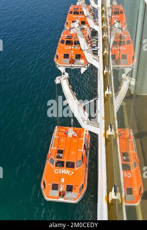 Argostili, Grecia - 2022 giugno: Barche di salvataggio in discesa da una nave da crociera per portare i passeggeri a riva per visitare la città e la zona circostante Foto Stock