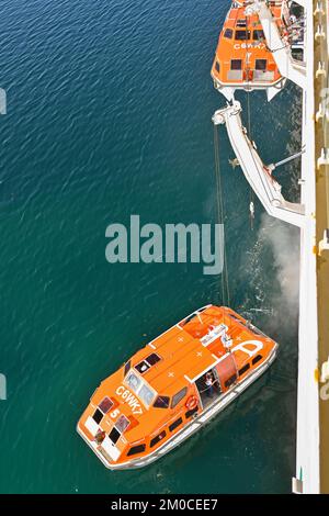 Argostili, Grecia - 2022 giugno: Barche di salvataggio in discesa da una nave da crociera per portare i passeggeri a riva per visitare la città e la zona circostante Foto Stock