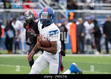 Georgetown Texas USA, 3 2022 dicembre: Duncanville quarterback breaks free for a long gain during a University Scholastic League (UIL) quarto finale gioco di calcio nel Texas centrale. ©Bob Daemmrich Foto Stock