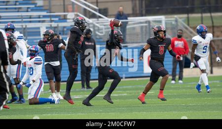 Georgetown Texas USA, dicembre 3 2022: Il difensivo giocatore festeggia dopo aver intercettato un pass durante una partita di calcio di un quarto di finale della University Scholastic League (UIL) nel Texas centrale. ©Bob Daemmrich Foto Stock