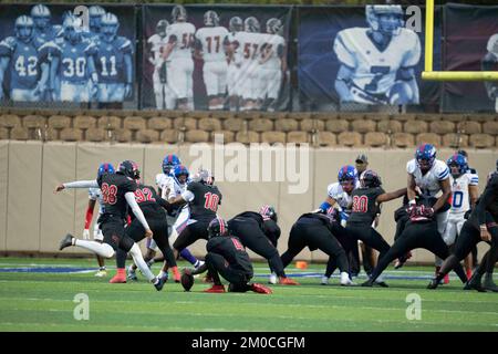 Georgetown Texas USA, dicembre 3 2022: Un calciatore tenta un obiettivo di campo durante una partita di calcio di playoff della University Scholastic League (UIL) nel Texas centrale. Foto Stock