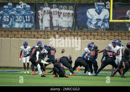 Georgetown Texas USA, dicembre 3 2022: Un calciatore tenta un obiettivo di campo durante una partita di calcio di playoff della University Scholastic League (UIL) nel Texas centrale. Foto Stock