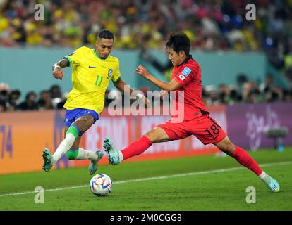 Raphinha (a sinistra) del Brasile e Lee Kang-in della Corea del Sud combattono per la palla durante la Coppa del mondo FIFA Round di sedici partita allo Stadio 974 a Doha, Qatar. Data immagine: Lunedì 5 dicembre 2022. Foto Stock