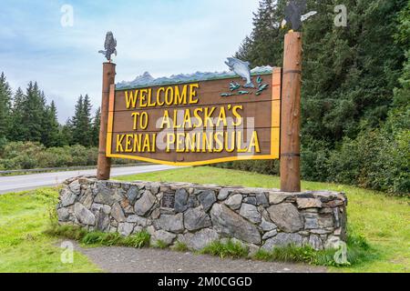 Seward, AK - 1 settembre 2022: Benvenuti nella Penisola Kenai Alaska segno lungo l'autostrada che conduce a Seward Foto Stock
