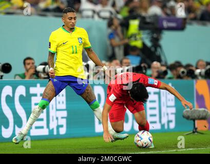 Raphinha (a sinistra) del Brasile e Lee Kang-in della Corea del Sud combattono per la palla durante la Coppa del mondo FIFA Round di sedici partita allo Stadio 974 a Doha, Qatar. Data immagine: Lunedì 5 dicembre 2022. Foto Stock