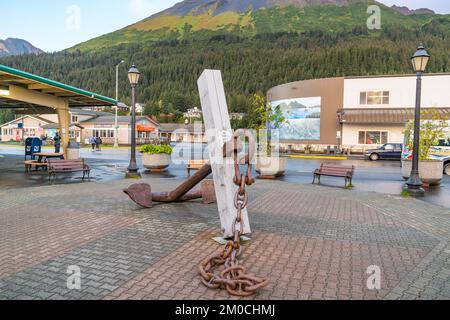 Seward, AK - 1 settembre 2022: Ancoraggio nave nel centro di una piazza del centro di Seward, Alaska Foto Stock