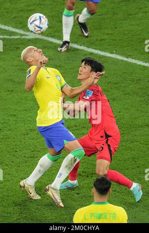 Doha, Qatar. 5th Dec, 2022. Hwang in-beom (R) della Corea del Sud vies con Richarlison del Brasile durante la loro partita del Round of 16 alla Coppa del mondo FIFA 2022 allo Stadio 974 a Doha, Qatar, il 5 dicembre 2022. Credit: Pan Yulong/Xinhua/Alamy Live News Foto Stock