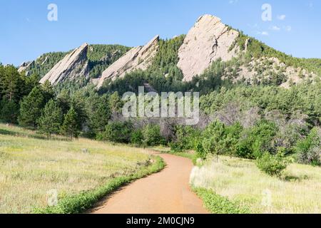 Vista delle vette del Flatiron nel Chautauqua Park a Boulder, Colorado Foto Stock