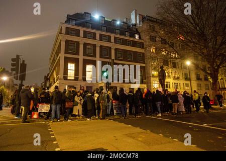 Londra, Inghilterra, Regno Unito. 4th Dec, 2022. Gli attivisti organizzano una protesta al di fuori dell'Ambasciata della Repubblica popolare Cinese a Londra in solidarietà con le proteste in Cina. (Credit Image: © Tayfun Salci/ZUMA Press Wire)