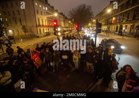 Londra, Inghilterra, Regno Unito. 4th Dec, 2022. Gli attivisti organizzano una protesta al di fuori dell'Ambasciata della Repubblica popolare Cinese a Londra in solidarietà con le proteste in Cina. (Credit Image: © Tayfun Salci/ZUMA Press Wire) Foto Stock