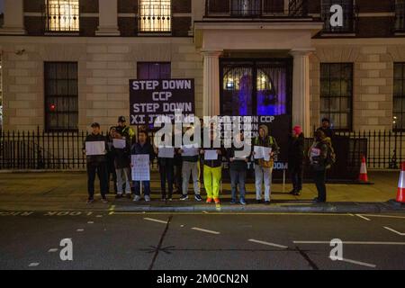 Londra, Inghilterra, Regno Unito. 4th Dec, 2022. Gli attivisti organizzano una protesta al di fuori dell'Ambasciata della Repubblica popolare Cinese a Londra in solidarietà con le proteste in Cina. (Credit Image: © Tayfun Salci/ZUMA Press Wire) Foto Stock