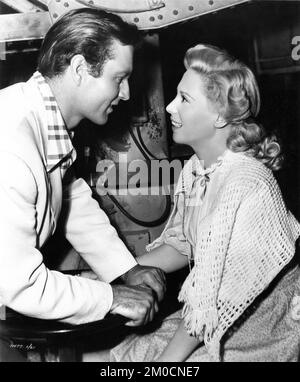 DINAH SHORE con il suo marito in visita GEORGE MONTGOMERY sul candido set durante le riprese di AARON SLICK DA PUNKIN CRICK 1952 regista / scrittore Claude Binyon giocare Walter Benjamin Hare costume design Edith Head Perlberg-Seaton Productions / Paramount Pictures Foto Stock