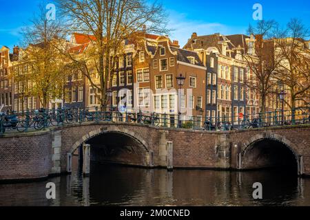 Paesaggio urbano di Amsterdam, tipiche case olandesi e canali Foto Stock