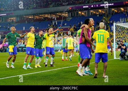 Doha, Qatar. 05th Dec, 2022. I giocatori brasiliani che celebrano la vittoria durante la partita della Coppa del mondo FIFA Qatar 2022 del 16, tra Brasile e Corea del Sud, hanno giocato allo Stadio 974 il 5 dicembre 2022 a Doha, Qatar. (Foto di Bagu Blanco/Pressinphoto/Sipa USA) Credit: Sipa USA/Alamy Live News Foto Stock