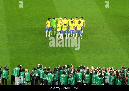 (Da sinistra a destra, di fronte) il portiere brasiliano Alisson, Richarlison, Marquinhos, Danilo, Thiago Silva, Casemiro, Eder Militao, Neymar, Raphinha, Lucas Paqueta, E Vinicius Junior prima della Coppa del mondo FIFA Round di sedici partita allo Stadio 974 a Doha, Qatar. Data immagine: Lunedì 5 dicembre 2022. Foto Stock