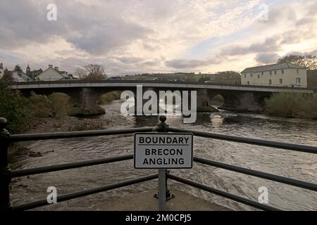 Fiume Usk, Brecon, Powys, Galles con indicazione per Boundary - Brecon Angling. Ponte stradale sul Usk. Dicembre 2022. Inverno. cym Foto Stock