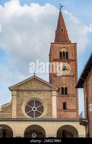 Antica cattedrale del centro storico di Acqui Terme in Piemonte Foto Stock