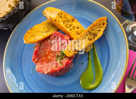 Piatto di delizioso tartaro di vitello Foto Stock