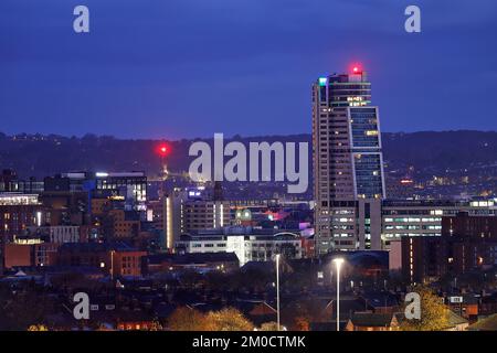 Bridgewater Place è stato il primo grattacielo di Leeds che è controverso a causa dell'effetto della galleria del vento che è stato creato e ha causato la morte a un pedemolaio Foto Stock