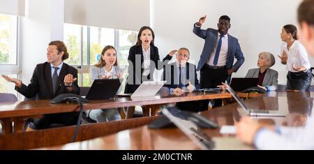 Gruppo di persone in viaggio d'affari che discutono nella sala riunioni Foto Stock