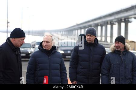 Kerch Straits, Russia. 05th Dec, 2022. Il presidente russo Vladimir Putin, 2nd a sinistra, ascolta il vice primo ministro Marat Khusnullin durante una visita al ponte sullo stretto di Kerch, che collega la terraferma russa con la penisola di Crimea, il 5 dicembre 2022 a Kerch, Russia. Da sinistra a destra ci sono: Il vice primo ministro Marat Khusnullin, il presidente Vladimir Putin, l'ingegnere capo dell'agenzia stradale federale Nikita Khrapov, e il vice direttore generale di Nizhneangarsktranstroy Yevgeny Chibyshev. Credit: Mikhail Metzel/Kremlin Pool/Alamy Live News Foto Stock