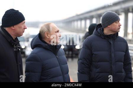 Kerch Straits, Russia. 05th Dec, 2022. Il presidente russo Vladimir Putin, al centro, durante una visita al ponte sullo stretto di Kerch, che collega la terraferma russa con la penisola di Crimea, il 5 dicembre 2022 a Kerch, Russia. Da sinistra a destra ci sono: Il vice primo ministro Marat Khusnullin, il presidente Vladimir Putin, il capo ingegnere dell’Agenzia stradale federale Nikita Khrapov. Credit: Mikhail Metzel/Kremlin Pool/Alamy Live News Foto Stock