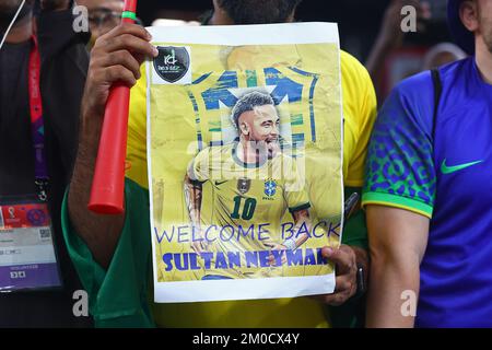 Doha, Qatar. 05th Dec, 2022. Un poster di Neymar è stato visto durante la partita della Coppa del mondo FIFA 2022 del 16 allo Stadio 974 a Doha, in Qatar, il 05 dicembre 2022. Foto di Chris Brunskill/UPI Credit: UPI/Alamy Live News Foto Stock