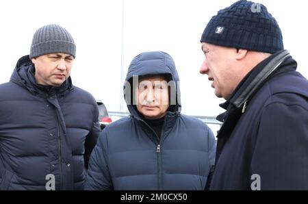 Kerch Straits, Russia. 05th Dec, 2022. Il presidente russo Vladimir Putin, al centro, ascolta il vice primo ministro Marat Khusnullin, a destra, durante una visita al ponte di Kerch Strait, che collega la terraferma russa con la penisola di Crimea, il 5 dicembre 2022 a Kerch, Russia. Da sinistra a destra ci sono: Il capo ingegnere dell’Agenzia stradale federale Nikita Khrapov, il presidente Vladimir Putin e il vice primo ministro Marat Khusnullin. Credit: Mikhail Metzel/Kremlin Pool/Alamy Live News Foto Stock