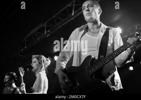 Wolf Alice live in concerto a Stoccolma, Debaser Strand, Stoccolma, 20 gennaio 2018 - Theo Ellis, bassista Foto Stock