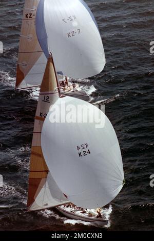 AJAXNETPHOTO. OTT, 1986. FREMANTLE, AUSTRALIA. -AMERICA'S CUP - LOUIS VUITTON CUP - CHALLENGER ELIMINAZIONI - WHITE CRUSADER (GB) SU GAGE ROADS INSEGUITO DALLA NUOVA ZELANDA KIWI MAGIC KZ-7. FOTO:JONATHAN EASTLAND/AJAX. RIF:1321091 1097 Foto Stock