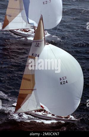 AJAXNETPHOTO. OTT, 1986. FREMANTLE, AUSTRALIA. -AMERICA'S CUP - LOUIS VUITTON CUP - CHALLENGER ELIMINAZIONI - WHITE CRUSADER (GB) SU GAGE ROADS INSEGUITO DALLA NUOVA ZELANDA KIWI MAGIC KZ-7. FOTO:JONATHAN EASTLAND/AJAX. RIF:1321091 1106 Foto Stock