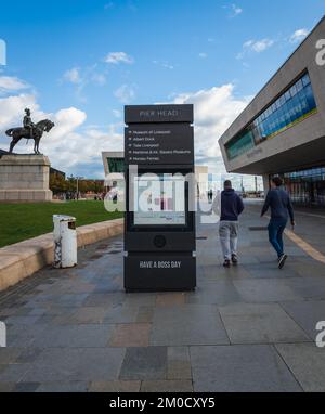 Cartello Pier Head presso l'albert Dock di Liverpool, Inghilterra Foto Stock