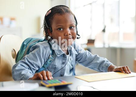 Ritratto di bella ragazza nera che gioca a casa lavoro ufficio con calcolatrice e guardando la fotocamera Foto Stock