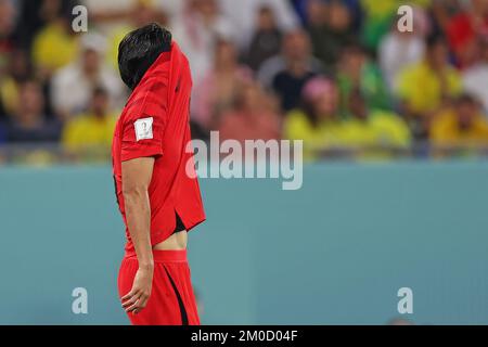 Doha, Qatar: 5th dicembre 2022; finale della Coppa del mondo FIFA 16 turno, Brasile contro Corea del Sud: Chi-GUE-cantato della Corea del Sud dopo essere caduto indietro entro il 4-0 Foto Stock