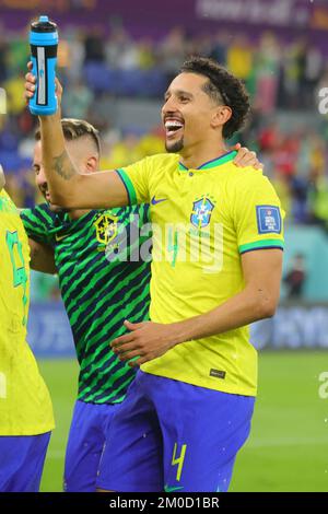 Qatar, 05/12/2022, Doha, Qatar. 06th Dec, 2022. Marquinhos del Brasile festeggia il 5 dicembre 2022, durante la Coppa del mondo FIFA Qatar 2022, partita tra Brasile e Corea del Sud allo Stadio 974 di Doha, Qatar. Foto di Peter Dovgan. Solo per uso editoriale, licenza richiesta per uso commerciale. Non è utilizzabile nelle scommesse, nei giochi o nelle pubblicazioni di un singolo club/campionato/giocatore. Credit: UK Sports Pics Ltd/Alamy Live News Foto Stock