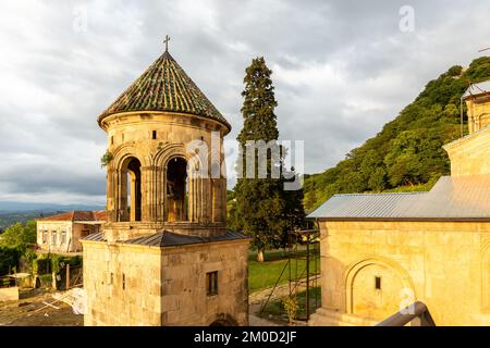 Campanile del Monastero di gelati (campanile), complesso monastico medievale nei pressi di Kutaisi, Georgia, fondato da re Davide IV Foto Stock