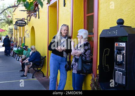 Un elusivo telefono a pagamento fuori dall'El Charro Cafe & patio, il più antico ristorante messicano degli Stati Uniti, popolare tra la gente del posto e i turisti, Tucson, Arizona Foto Stock