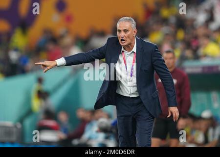 Doha, Doha, Qatar, Qatar. 5th Dec, 2022. DOHA, QATAR - 5 DICEMBRE: Coach of Brazil Tite durante la Coppa del mondo FIFA Qatar 2022 Round of 16 match tra Brasile e Corea del Sud allo Stadio 974 il 5 dicembre 2022 a Doha, Qatar. (Credit Image: © Florencia Tan Jun/PX Imagens via ZUMA Press Wire) Foto Stock