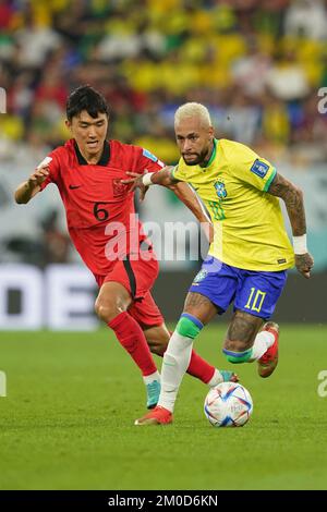 Doha, Doha, Qatar, Qatar. 5th Dec, 2022. DOHA, QATAR - 5 DICEMBRE: Il giocatore del Brasile Neymar guida la palla durante la Coppa del mondo FIFA Qatar 2022 Round of 16 match tra il Brasile e la Corea del Sud allo Stadio 974 il 5 dicembre 2022 a Doha, Qatar. (Credit Image: © Florencia Tan Jun/PX Imagens via ZUMA Press Wire) Foto Stock