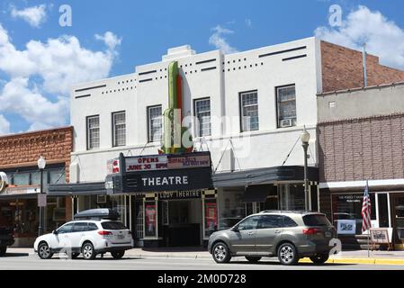 CODY, WYOMING - 24 GIUGNO 2017: Il Cody Theater su SHERIDAN AVENUE, è stato aperto per la prima volta nel 1937 ed è stata la principale fonte di intrattenimento della città. Foto Stock