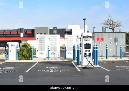 IRVINE, CALIFORNIA - 4 DEC 2022: Una stazione di ricarica rapida EVgo per veicoli elettrici. Foto Stock