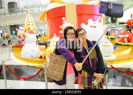 HONG KONG - 10 DICEMBRE: Selfie all'aeroporto internazionale di Hong Kong il 10 dicembre 2014 a Hong Kong, Cina. E' uno dei migliori aeroporti dell'anno Foto Stock